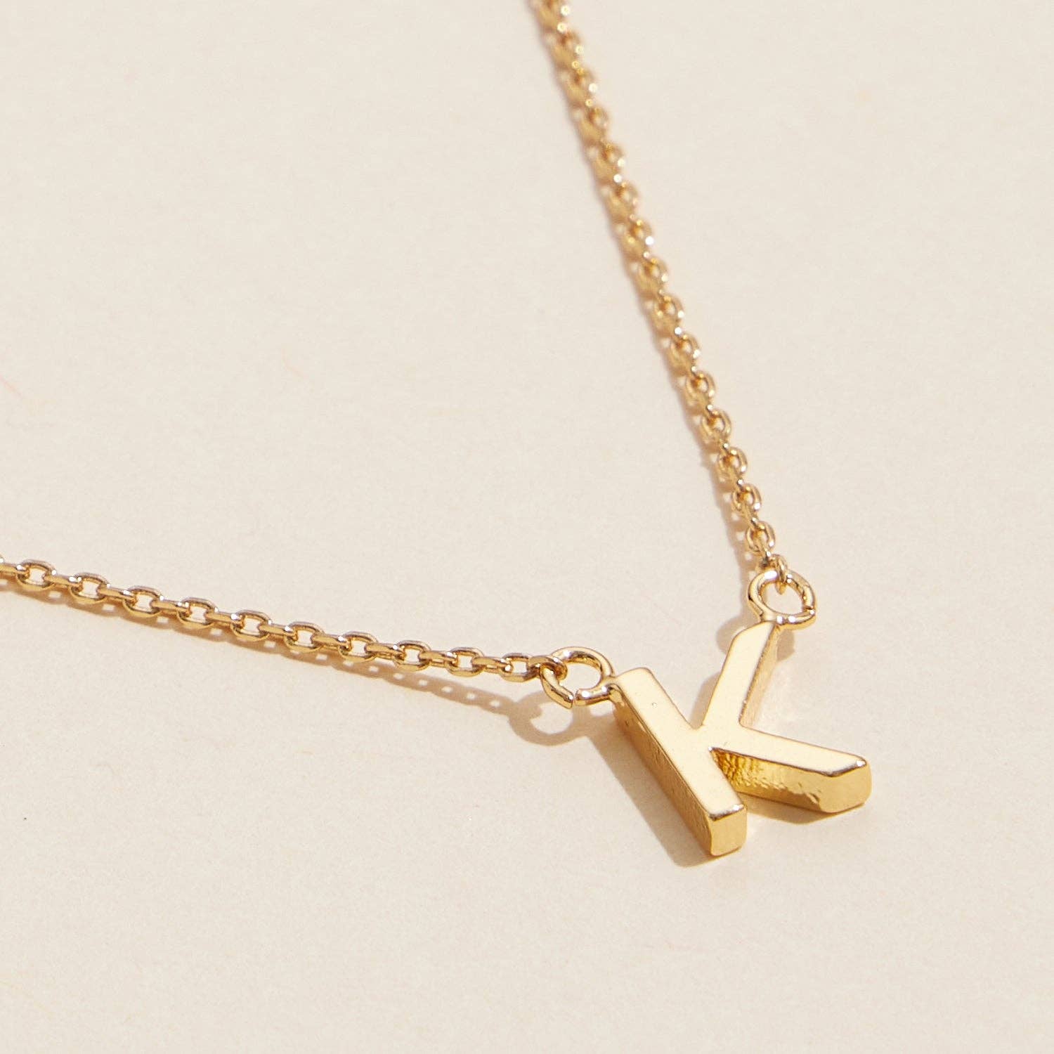 16 ACTIVOS Paquete de 16 collares dorados con abalorios metálicos con letras iniciales de venta al por mayor en Faire15