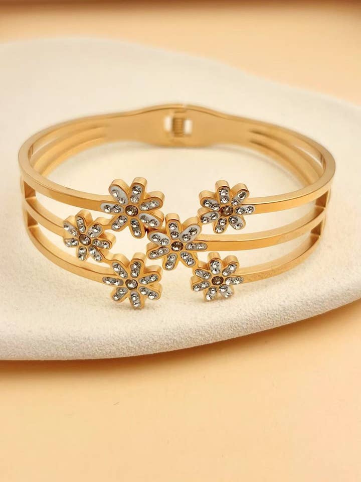Gouden stalen slavenarmband met strasbloemen voor wholesale door COSMOS