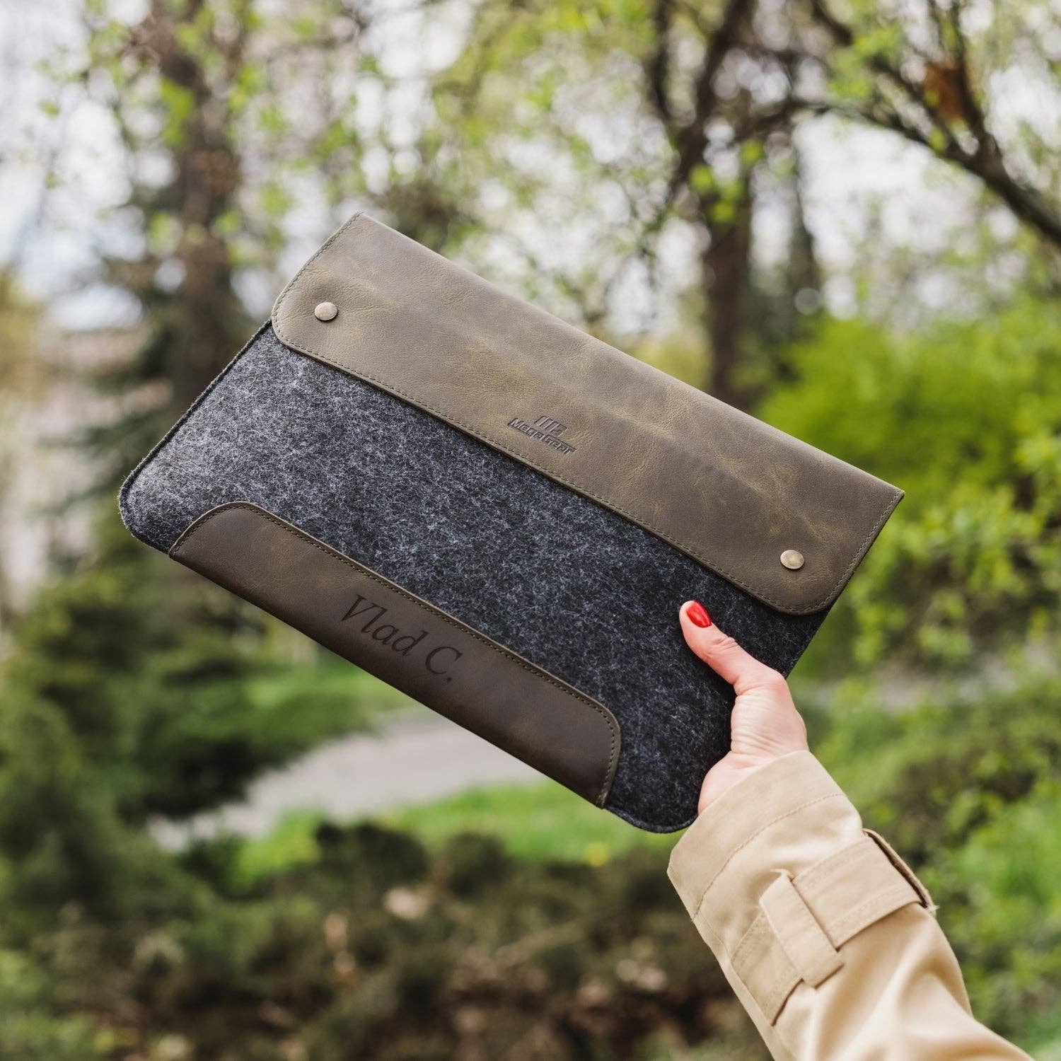 Londo – wholesale Laptop/tablet case – Unisex – MegaGear Fine Leather and Fleece Sleeve Bag for MacBook Pro, MacBook Air and iPad Case13