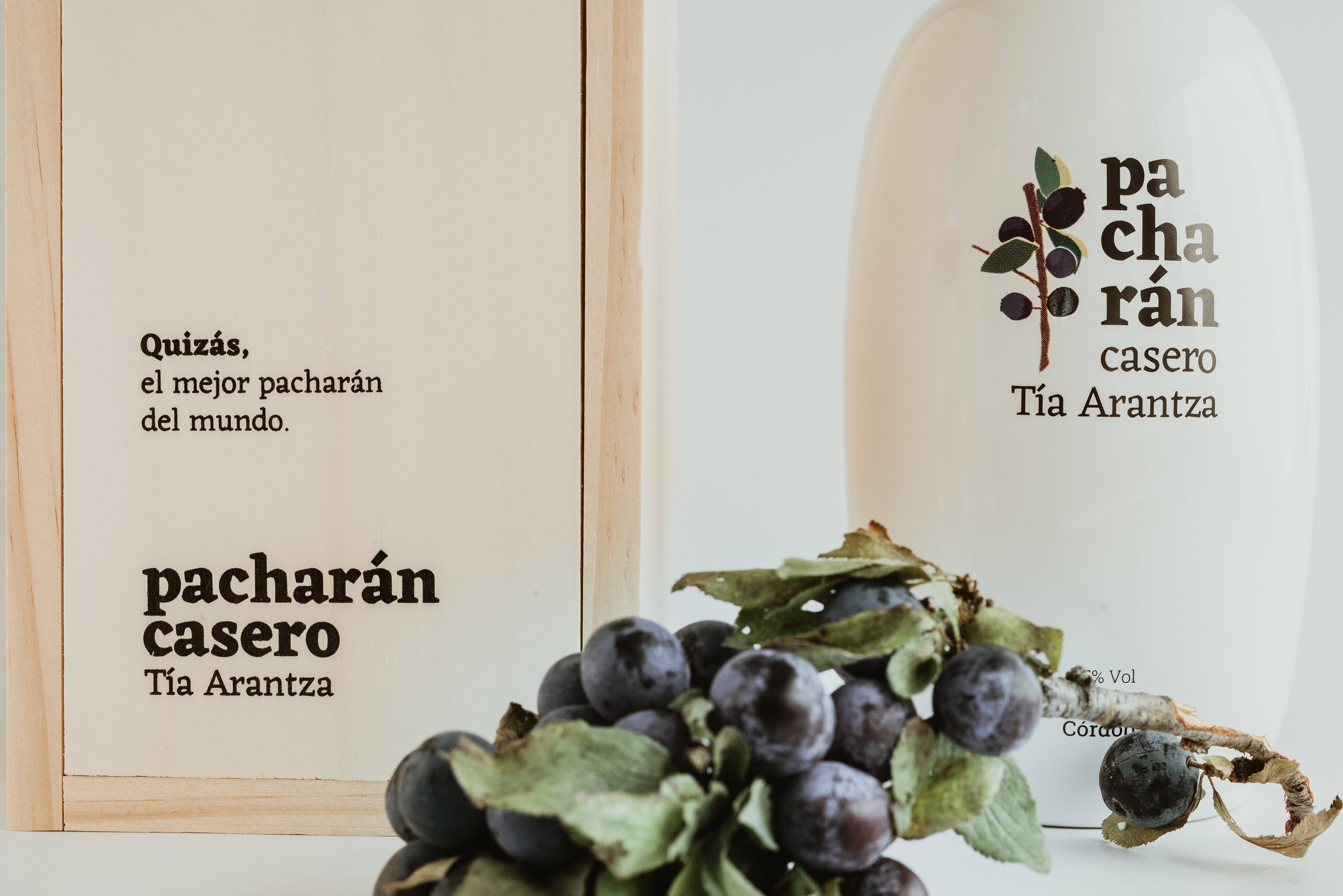 Pacharan Tía Arantza - Wholesale Liqueur - Wood Box + Pacharán Premium Tía Arantza 70 cl Vol 25º2