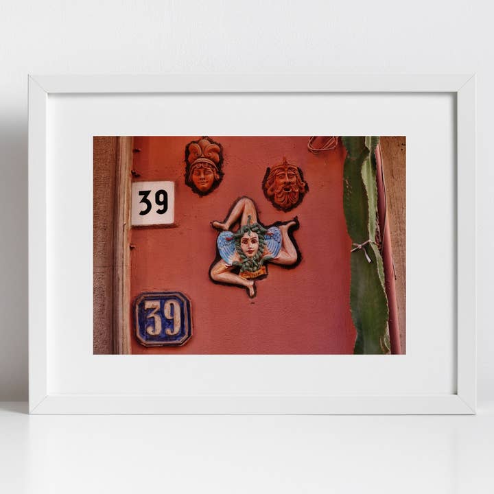 Décoration murale Trinacria Sicily avec impression de têtes de maure pour la vente par Mo & Paul Photography