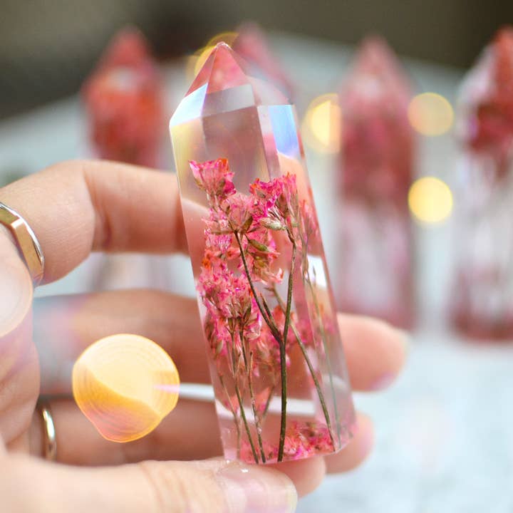Cristaux floraux, décoration naturelle de tour obélisque, Limonium rose pour la vente par Eight Acorns Floral Preservation