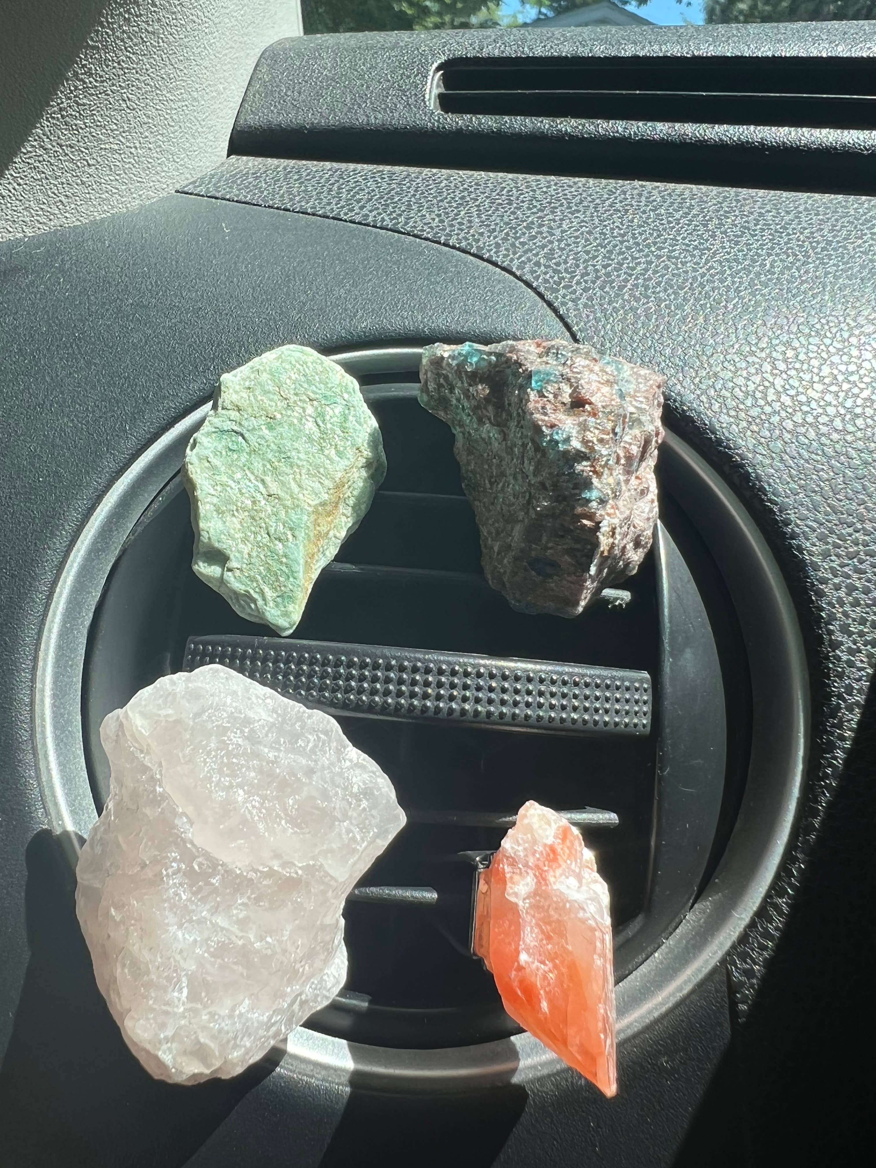 Crystals of the Mines LLC - Vente Pierre et cristal de spiritualité - Assortiment de pinces pour grille d'aération de voiture en cristal brut et poli6