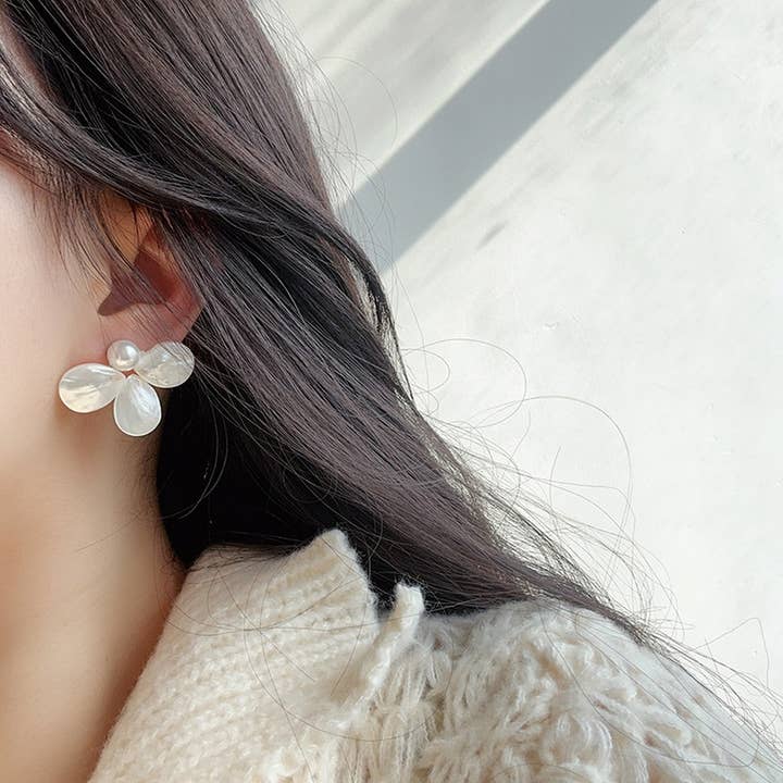 White SIMPLE CLOVER URBAN COOL EARRINGS_CWAJE1709 for wholesale on Faire