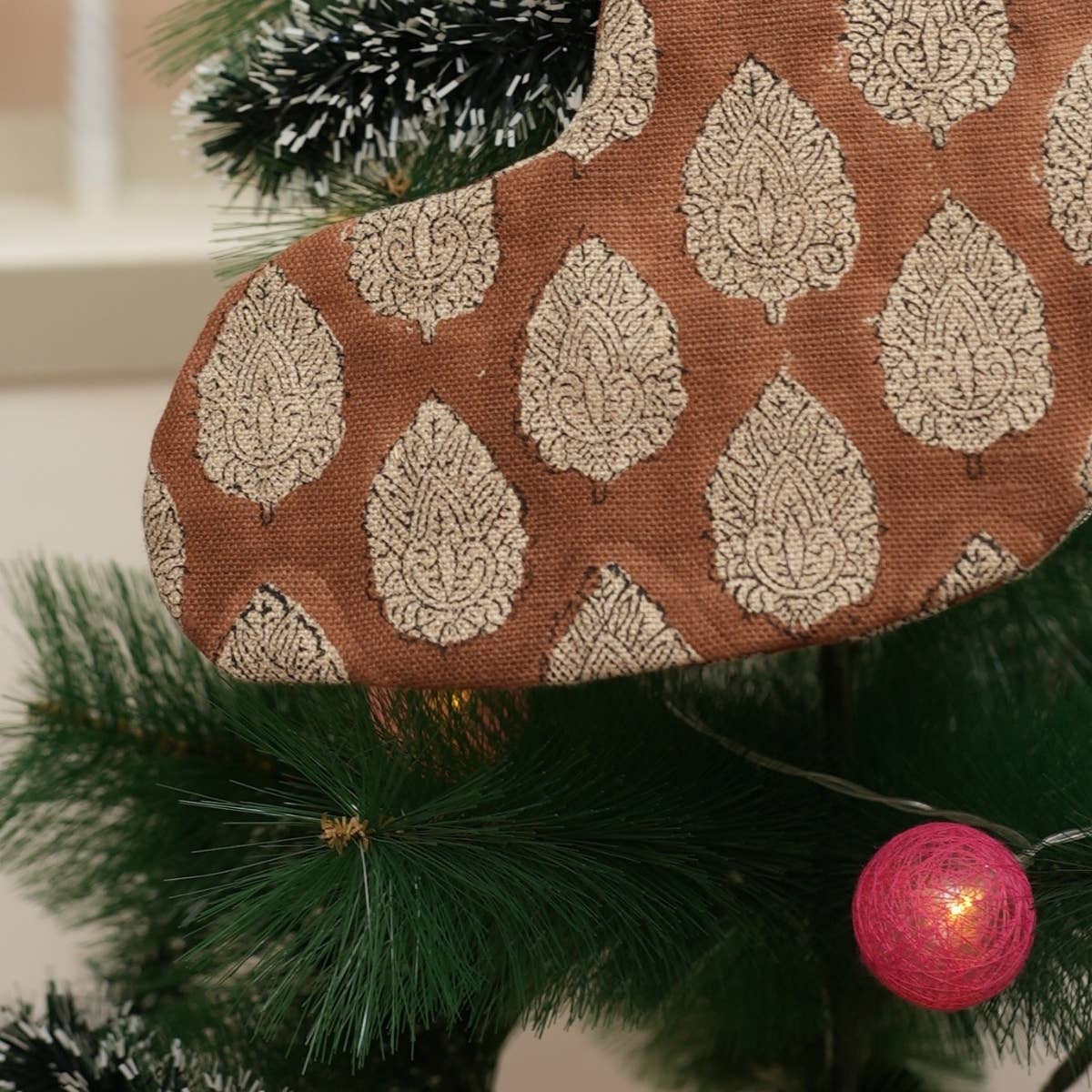 Fabdivine - Vente Collants festifs - Chaussette de Noël sculptée à la main - Feuille de bétel1