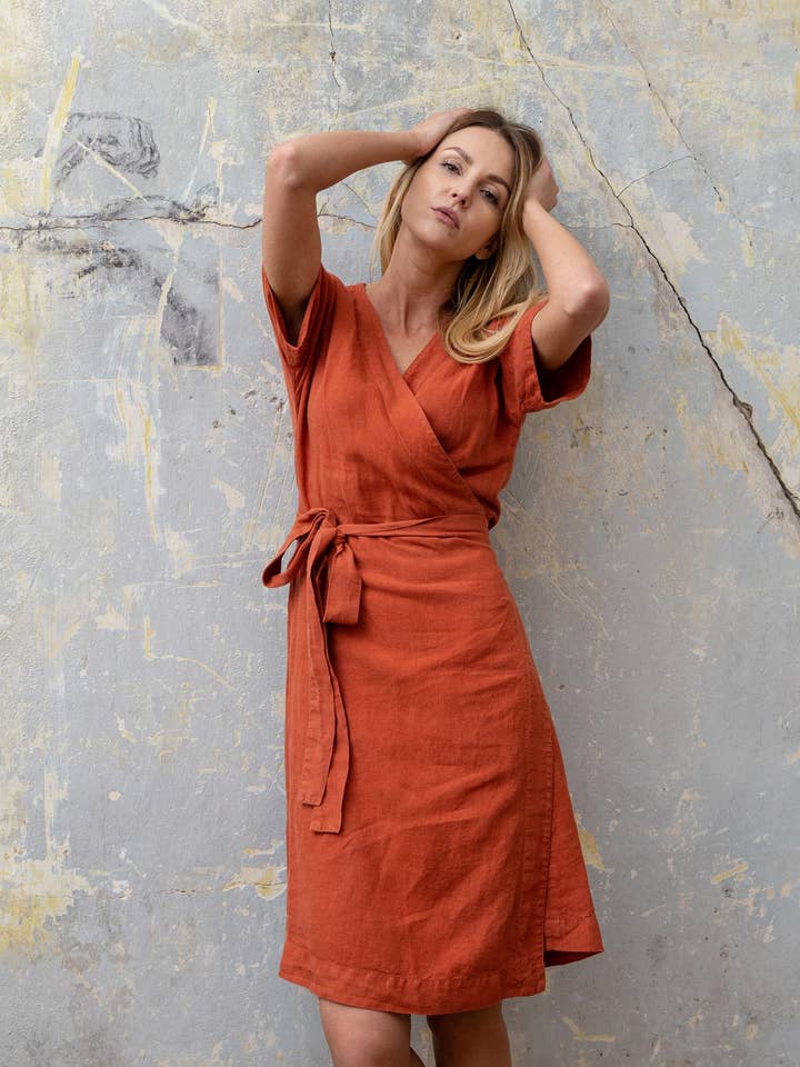 Vestido Cruzado de Lino 100% Natural Eliana - Elegante Vestido de Verano y otras tendencias de Resultados para lino al por mayor. Devoluciones gratuitas y condiciones de pago a 60 días en Faire en Faire.