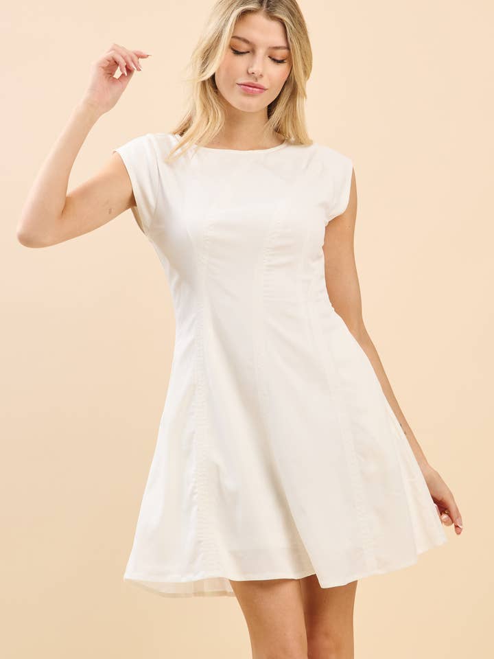 Robe courte à manches courtes avec encolure bateau et détails de couture. pour la vente par BABY PINK