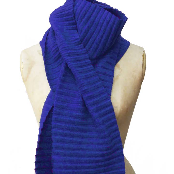Langer plissierter Schal - Königsblau für den Großhandel von Anna Falcke