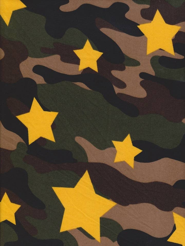 Camo avec étoiles jaunes sur tissu en polylycra à double brossage. pour la vente par Cutting Edge Trade