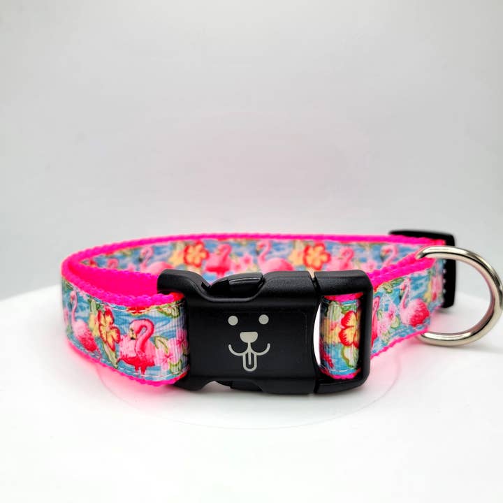 Collier rose en forme de flamant rose de 1 po pour la vente par Scuttlebutt's Boutique
