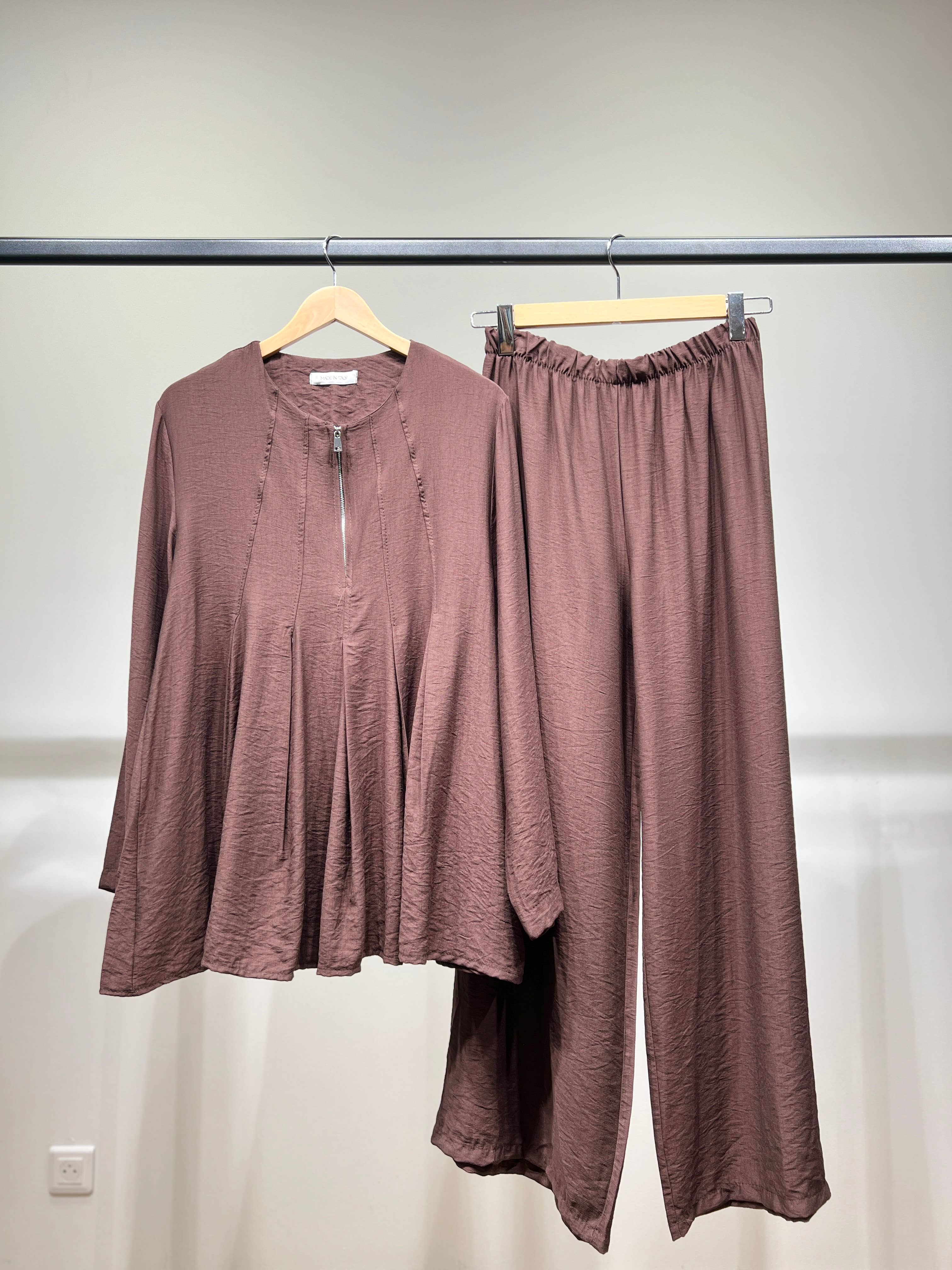 L'Emotion - Wholesale Tunic - Women's - Pleated Viscose Nylon Zip Collar Top & Pants Set0