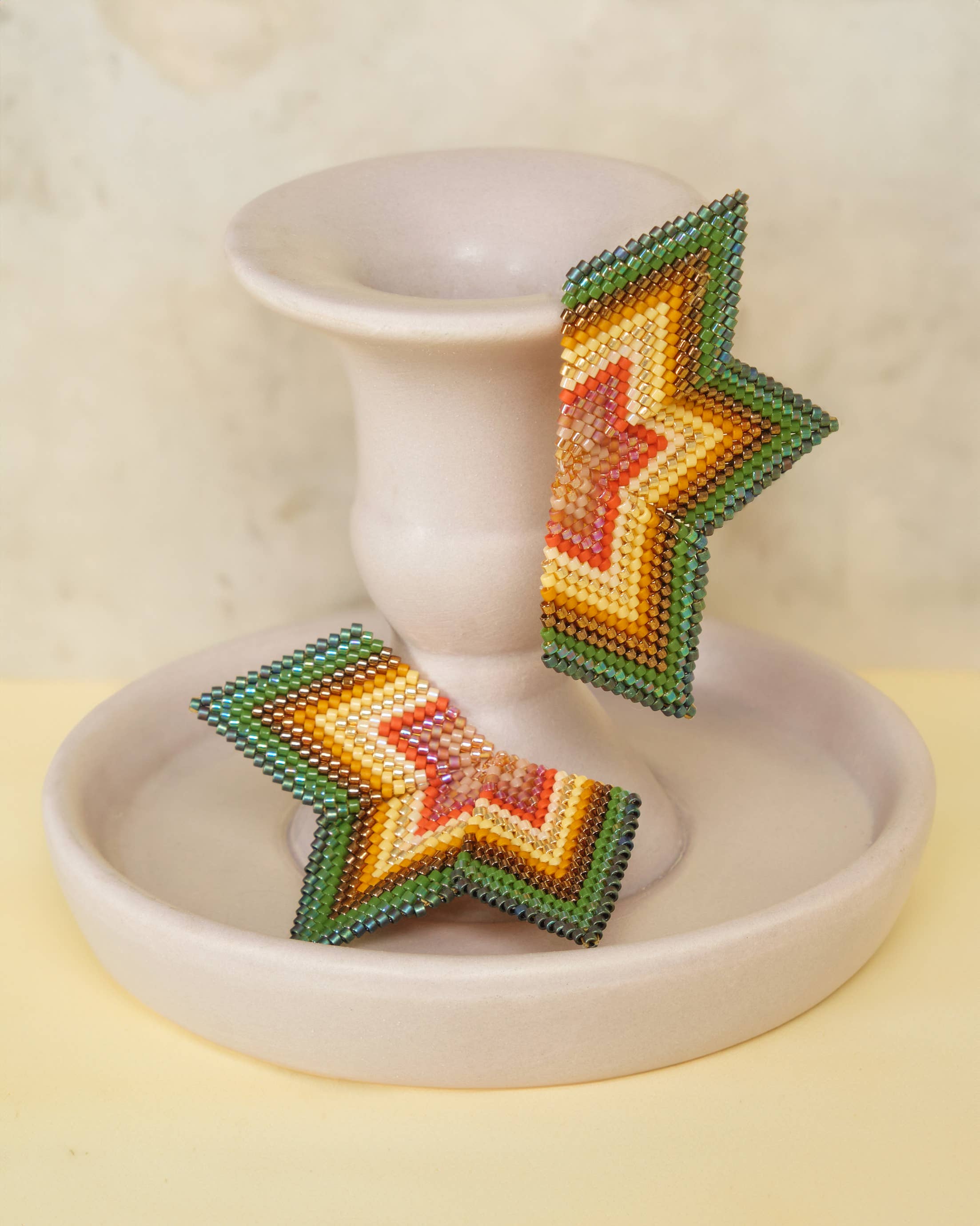 Mayana Designs Co - Wholesale Hangende/ronde oorbellen - Met kralen bestikte handgeweven grote halve sterren oorbellen (olijf/goud)1