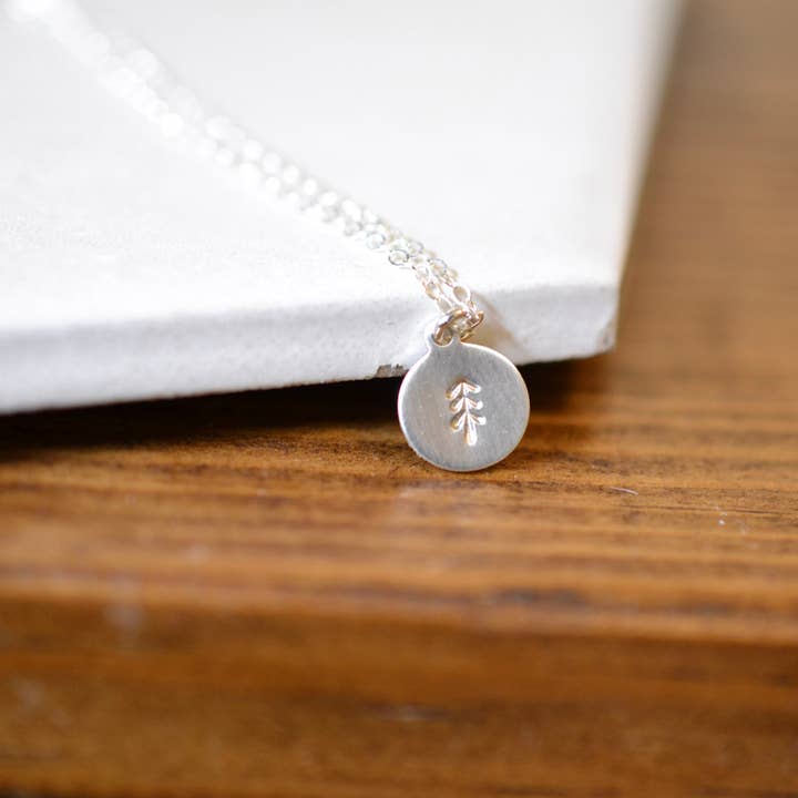 Collana con moneta albero sempreverde: gioielli della foresta in argento sterling per la vendita all'ingrosso da parte di Sela+Sage