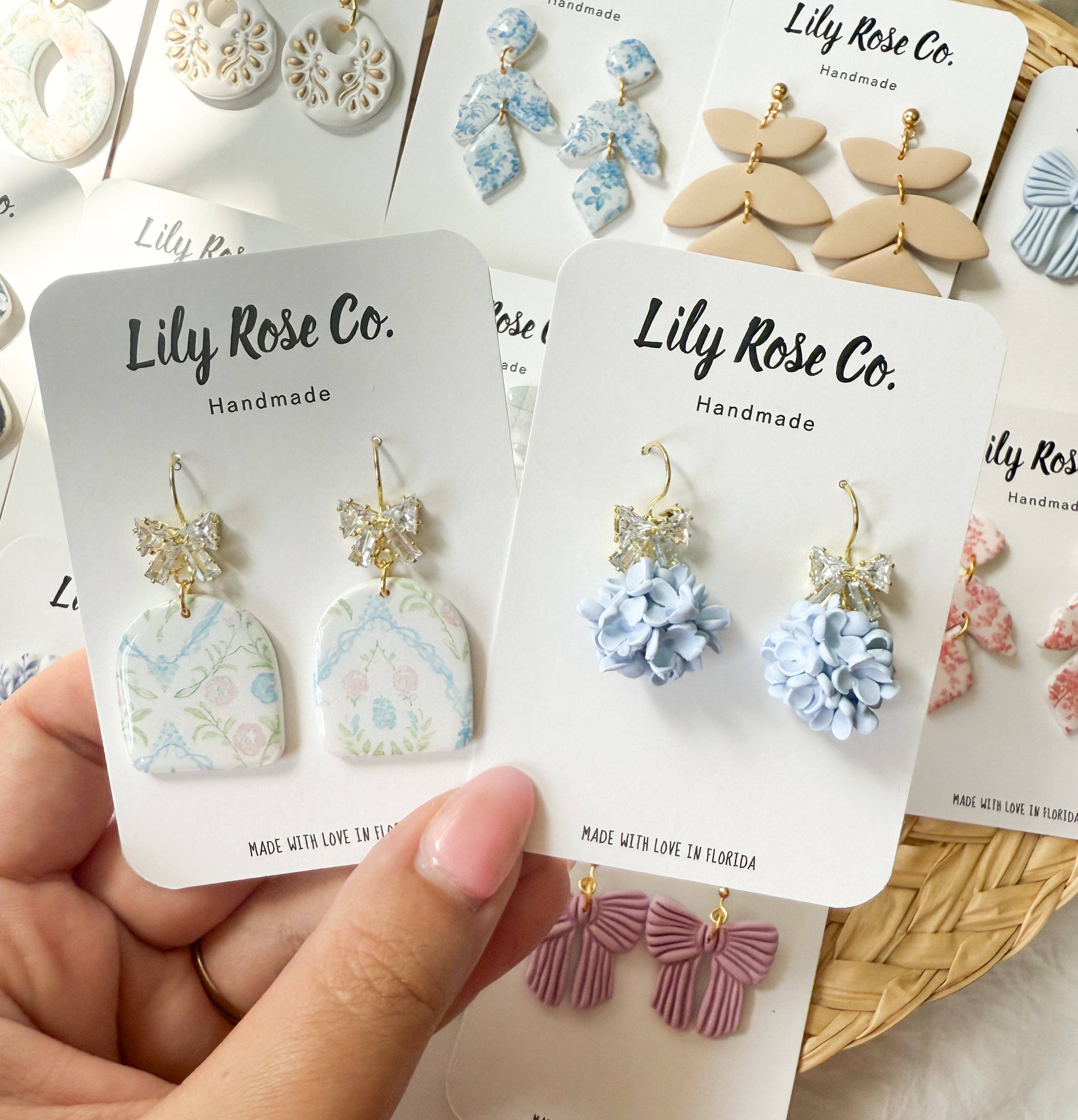 Lily Rose Co. – Engroshandel Hængeøreringe og creoløreringe – Blå hortensiakugler / Lerkreoler / Dameøreringe1