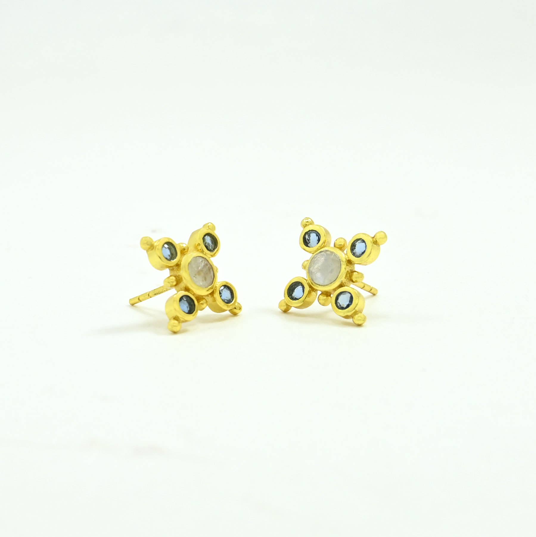 Schmuckoo Berlin - Vendita all'ingrosso Orecchini a bottone - Orecchino Anthe Oro Argento 925 - Pietra di Luna & Iolite Blu2