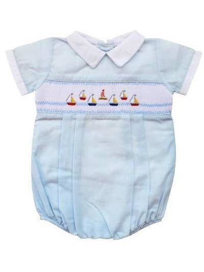 Creeper classique smocké à la main Carriage Boutique pour bébés garçons - B pour la vente par Julius Berger & Carriage Boutique