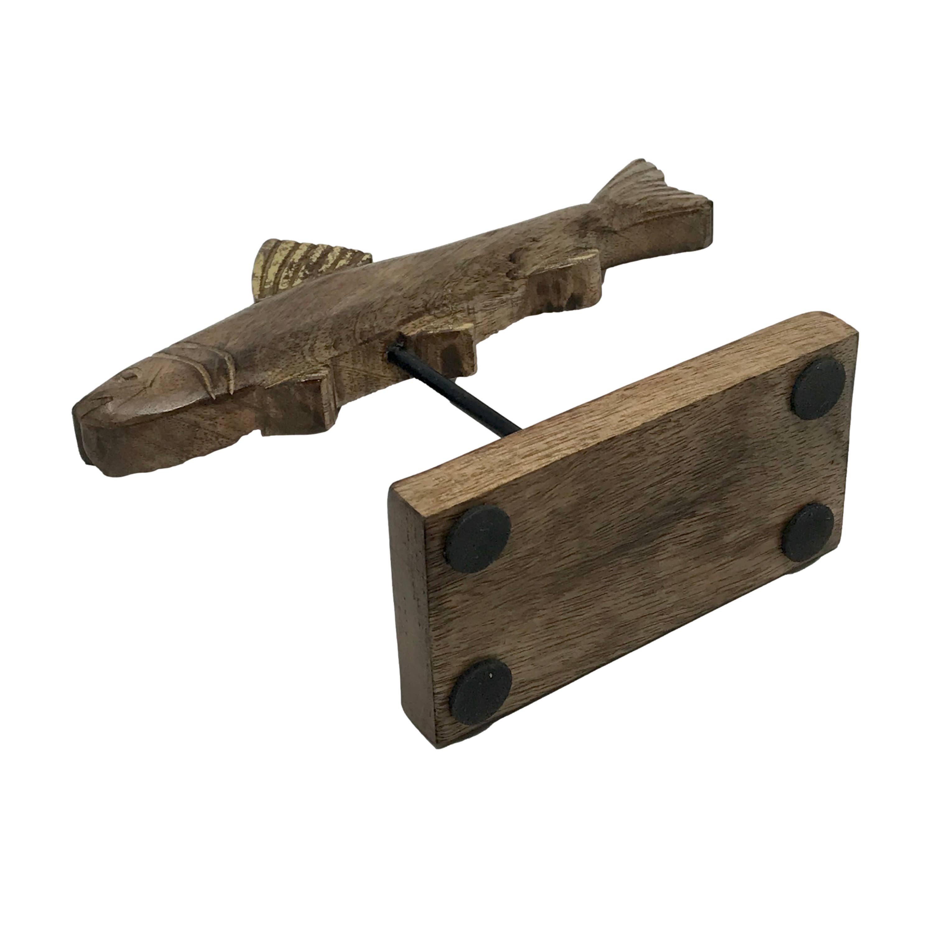 Wilco Home - Vendita all'ingrosso Decorazioni da tavolo - «Fish Tales», scultura in legno intagliato a forma di pesce di Timmy Trout su supporto9