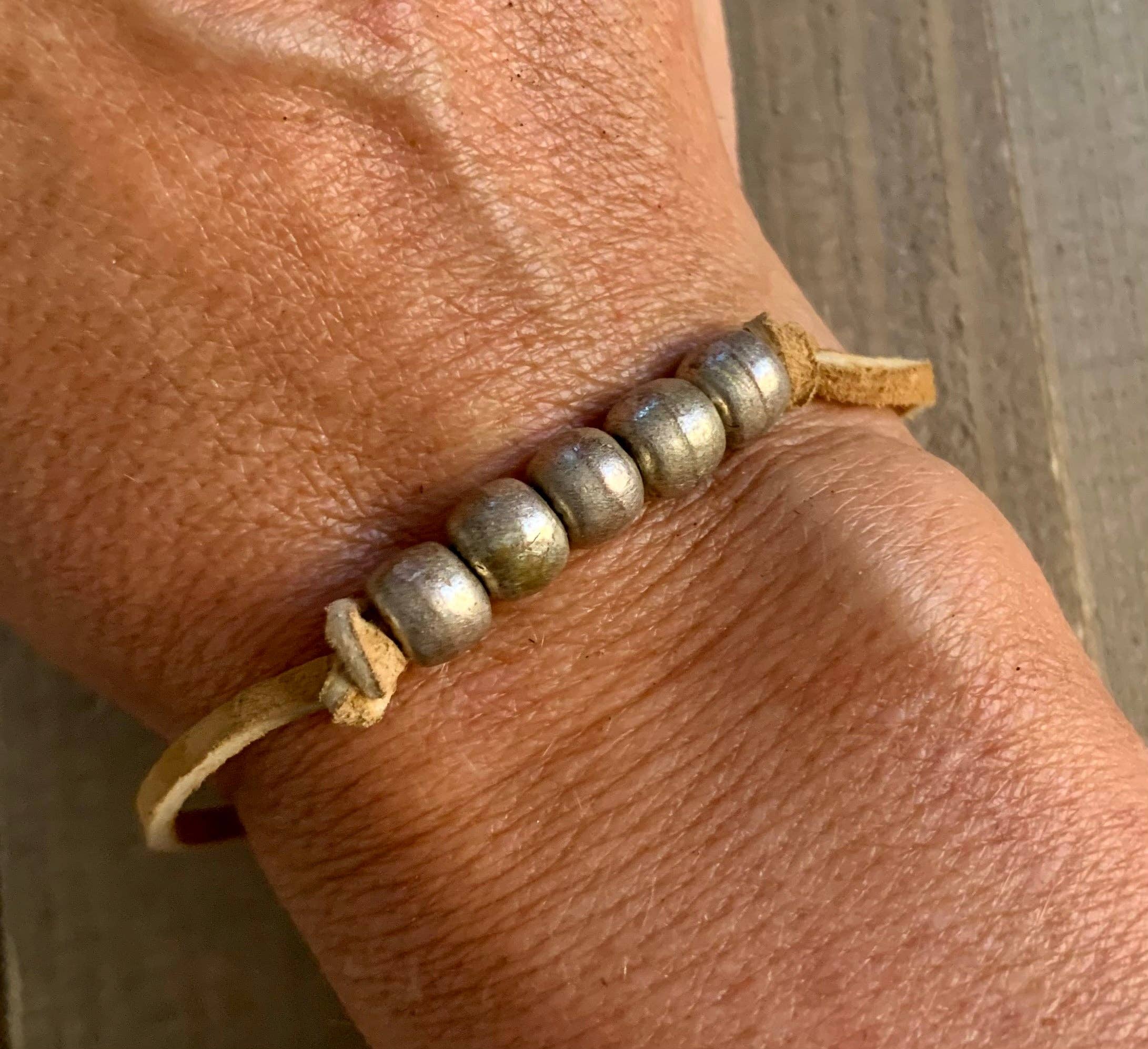 Nellie Pratt Artisan Jewelry – Großhandel Perlenarmband – Simple Chic — Fairtrade-Silberperlenarmband aus veganem Veloursleder1