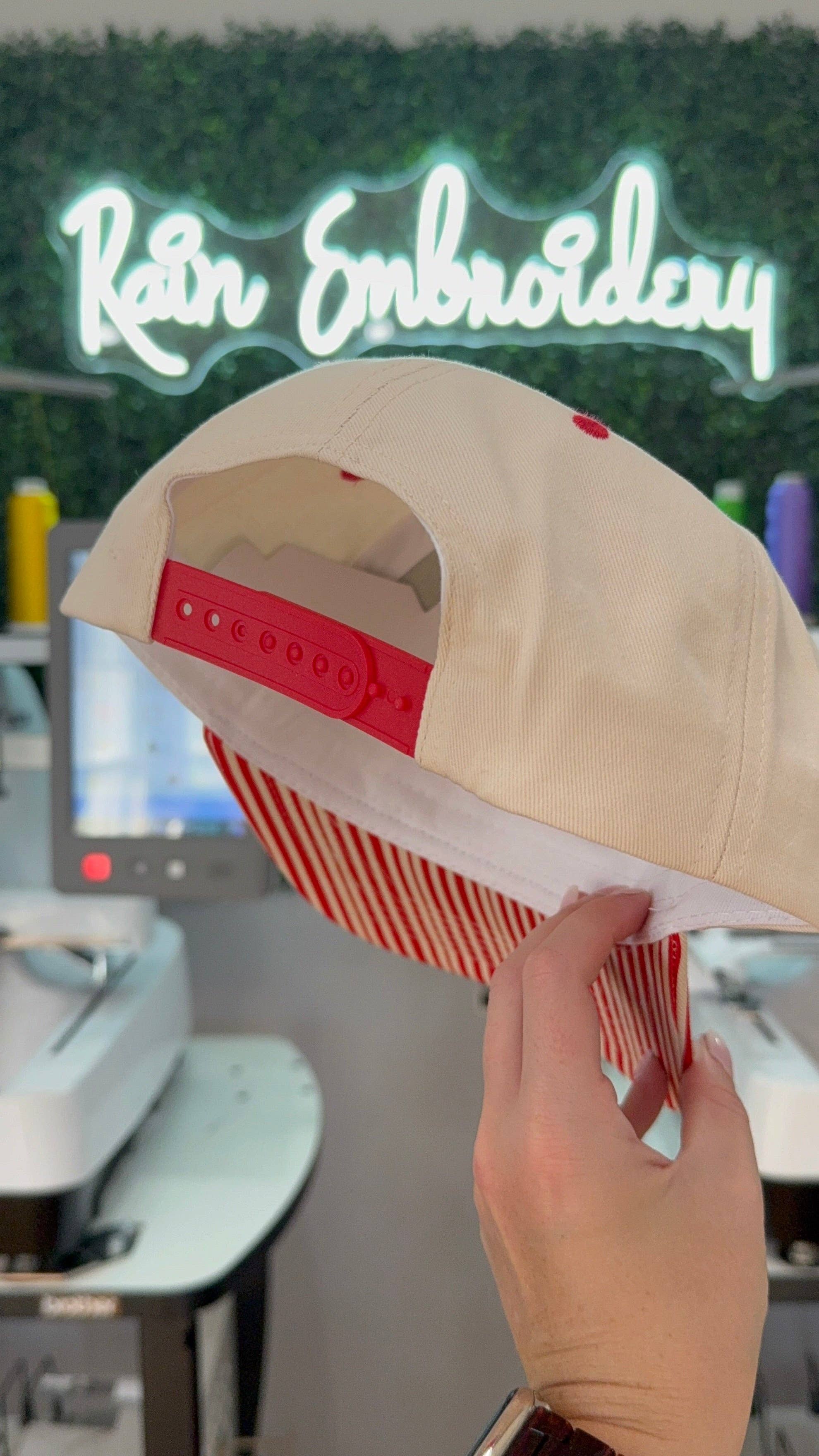 Rain Embroidery – Großhandel Trucker-Cap – Unisex – Rote Streifen Trucker Cap (leer)4