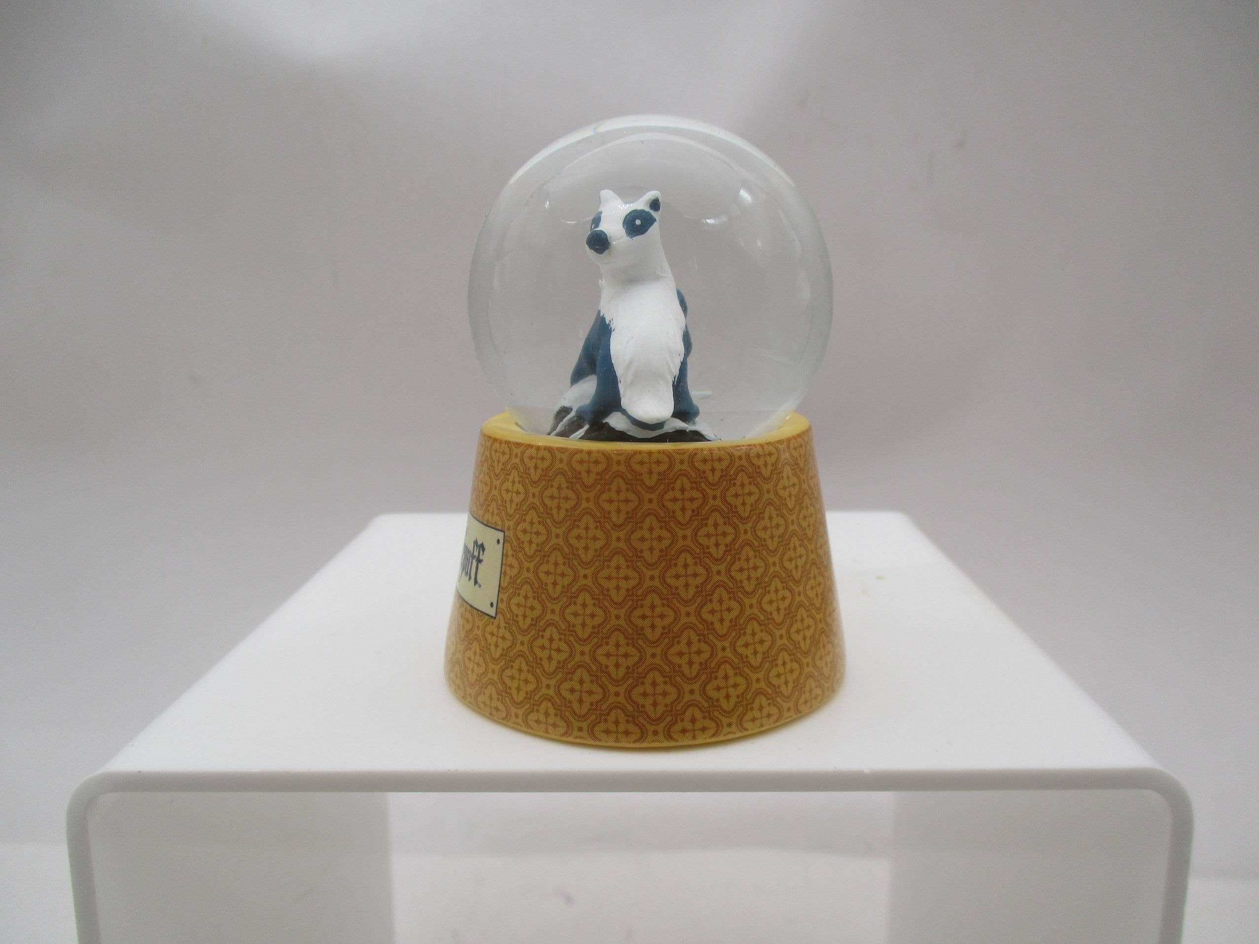 Silver Buffalo - Wholesale Snow Globe - HP Hufflepuff Badger Boxed 45mm Light Up Snow Globe4
