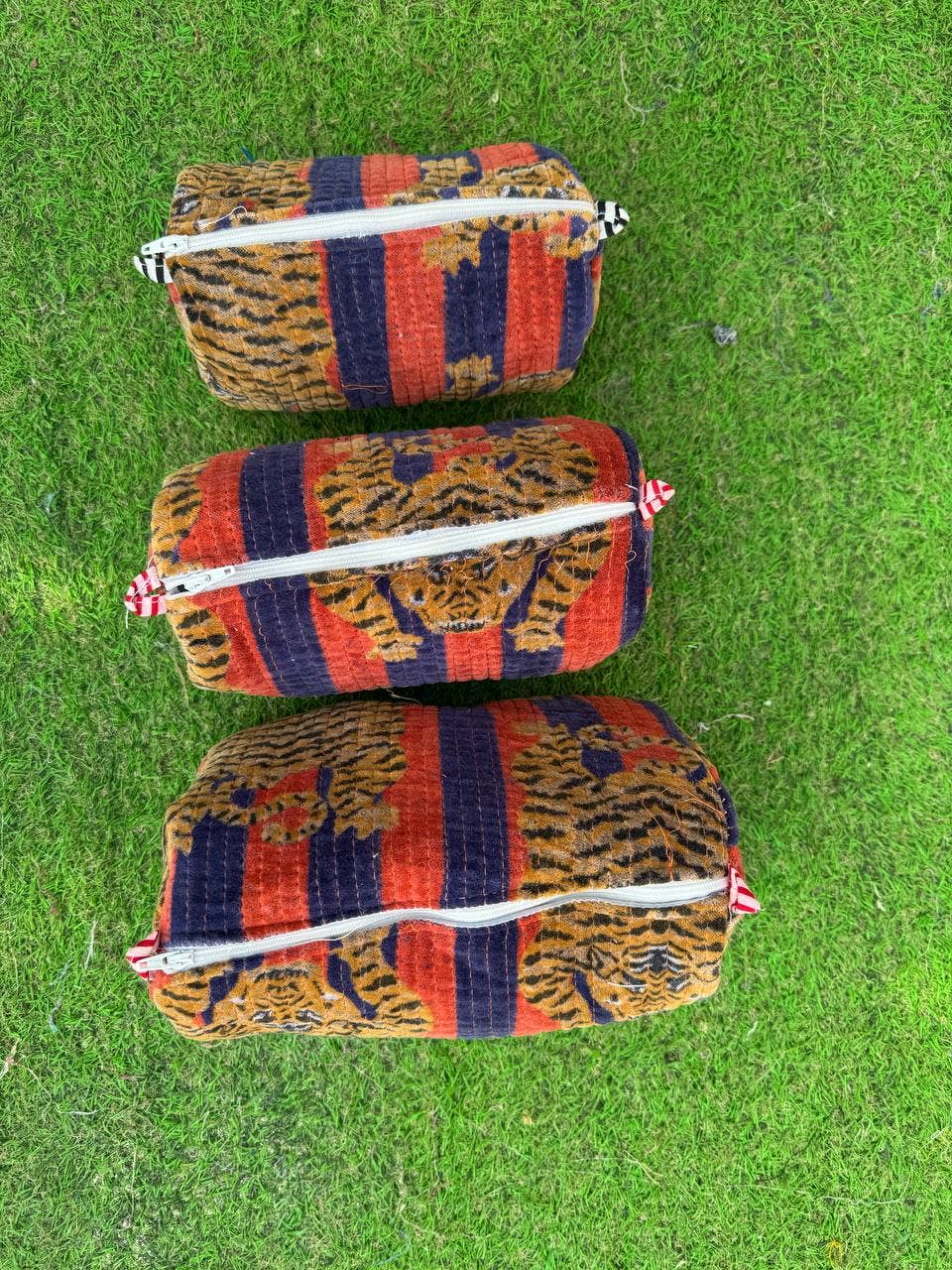 GYPSY STUDIO - Wholesale Makeup/Cosmetic Bag - Soft Touch Velvet Toiletry Set Makeup, cosmetics Bags1