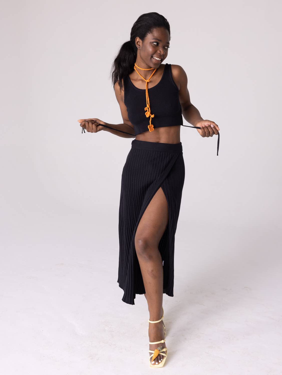 Drebulė: Black Cotton Crop Top  for wholesale on Faire2