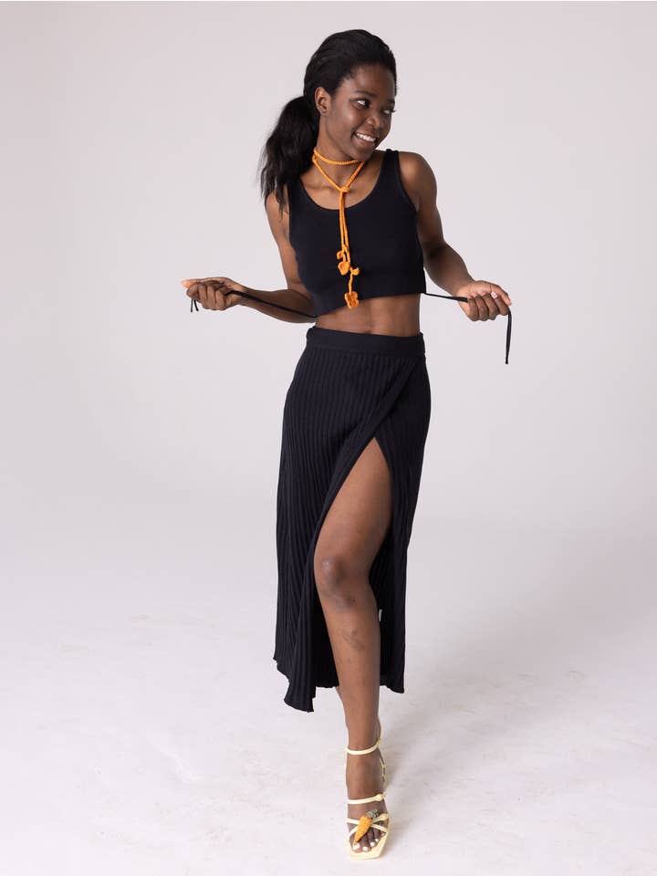 Drebulė: Black Cotton Crop Top for wholesale on Faire2