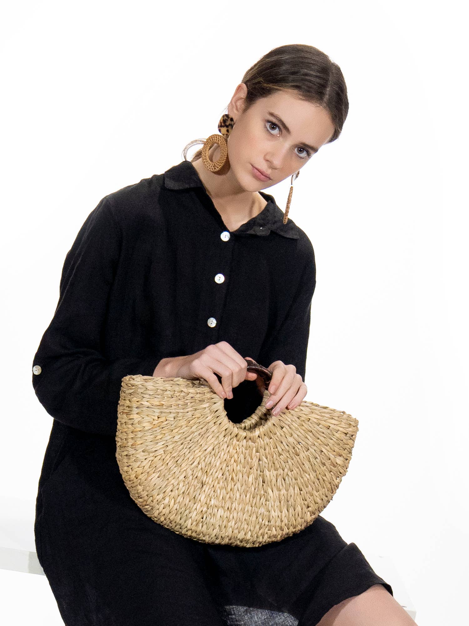 SOHUMAN – Großhandel Tragetasche – Damen – Geflochtener Korb mit rundem braunem Griff aus Raffia und Leder7