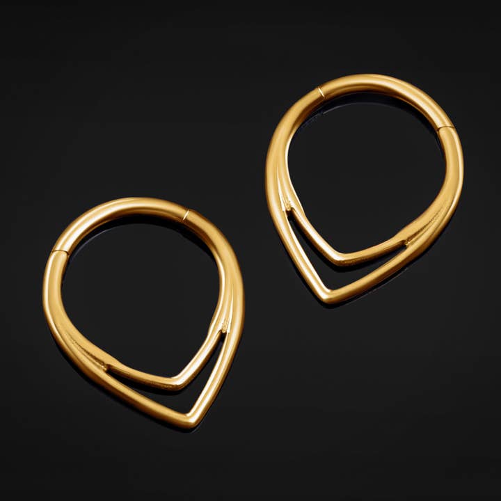 Anello al naso a segmento con clicker a doppia goccia in titanio ASTM F136 oro per setto. per la vendita all'ingrosso da parte di Custom Plugs