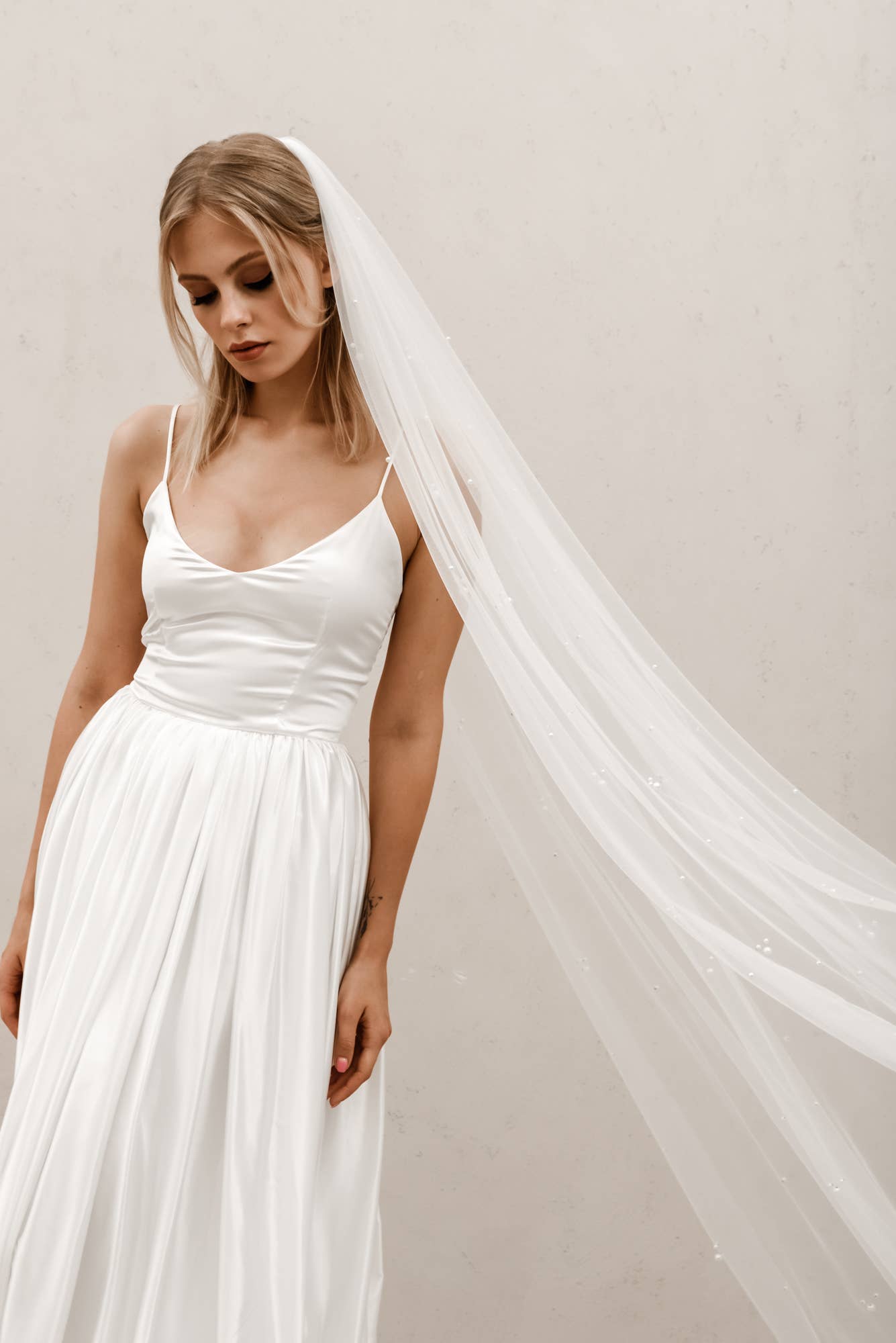 Heirloom Bridal Company - Wholesale Veil - Women's - Cluster Pearl Veil V0101