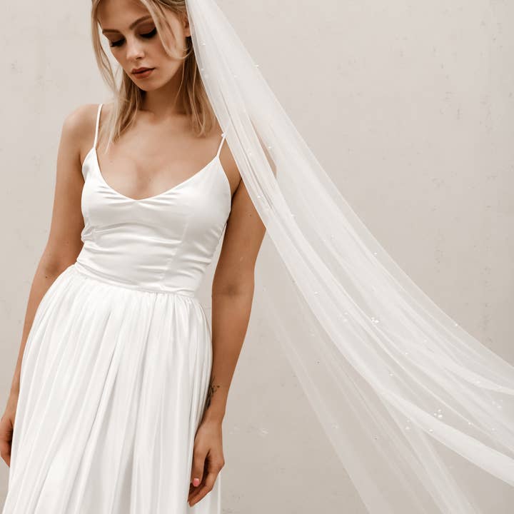 Heirloom Bridal Company - Wholesale Veil - Women's - Cluster Pearl Veil V0101