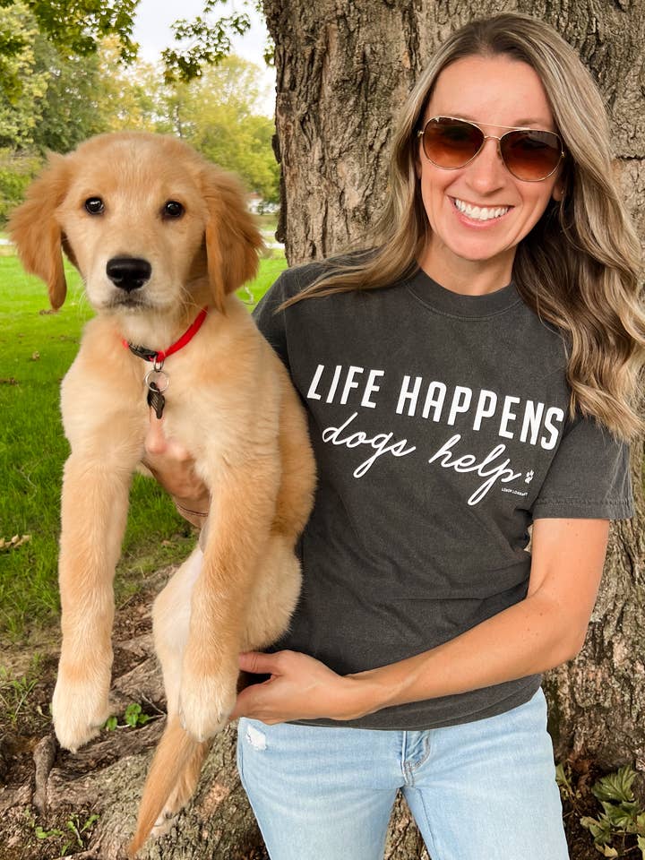 Poivre LIFE HAPPENS DOGS HELP - T-shirt graphique Comfort Wash en vente sur Faire0