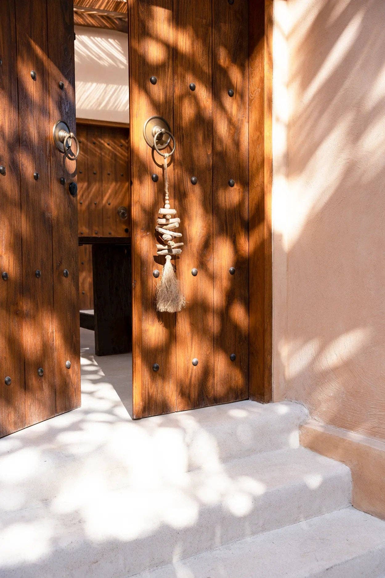 Bazar Bizar Living – Engroshandel Pyntekvast – The Raffia Driftwood - Håndlavet kvast i drivtømmer og raffia1