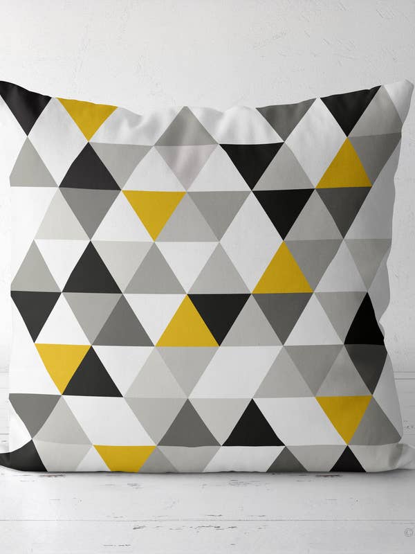 Coussin triangles noir, gris, blanc et jaune pour la vente par Latte Design