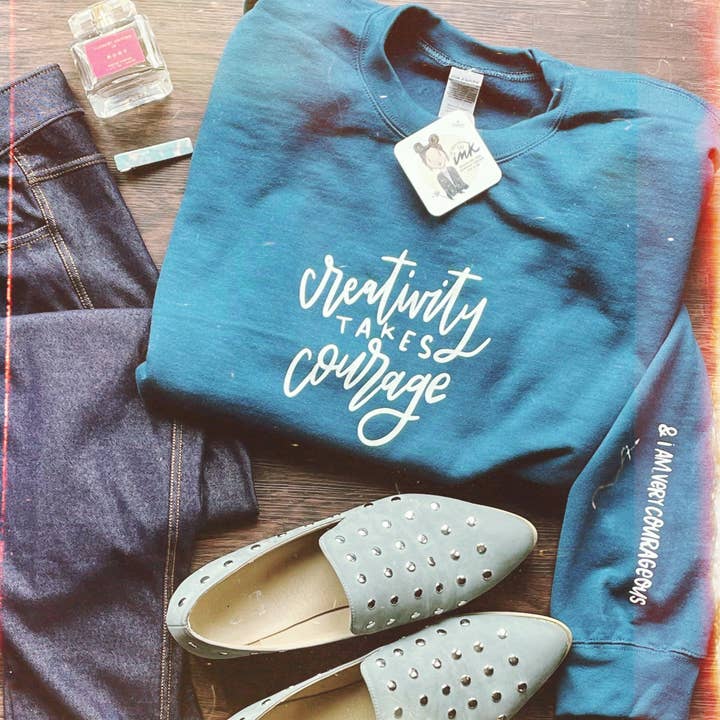 Pull à col rond Creativity Takes Courage pour la vente par The Creative Ink