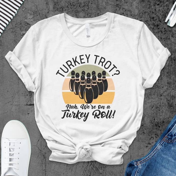 Divertida camiseta Turkey Trot Roll de Acción de Gracias, camiseta con humor navideño, camisa gráfica unisex, ropa para el festival de otoño, camiseta casual y cómoda de Acción de Gracias para venta al por mayor de FreakyTeeFactory