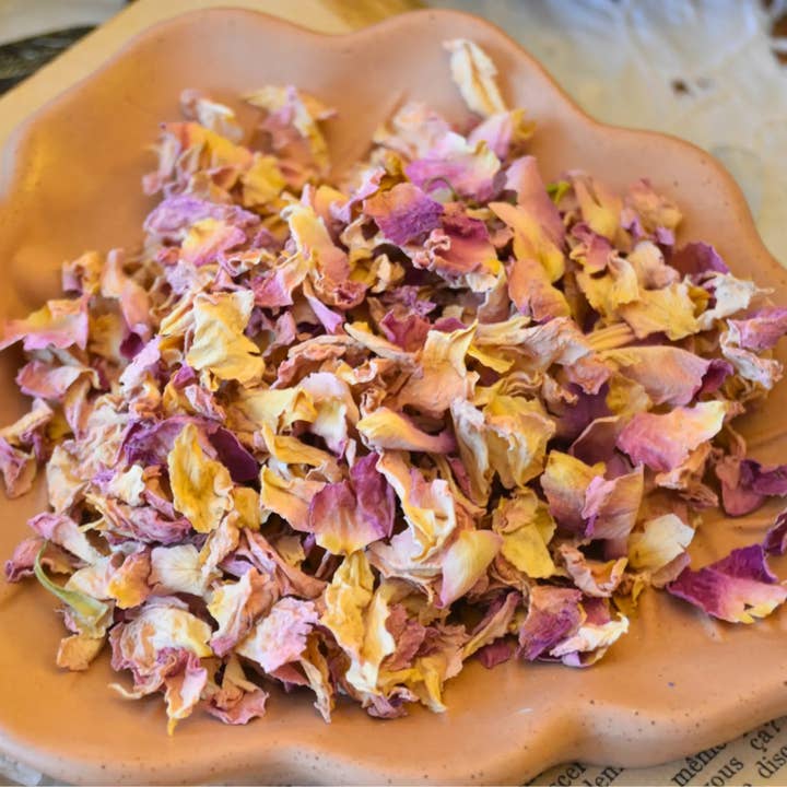 Petali di rosa di Damasco essiccati (Rosa Damascena) per la vendita all'ingrosso da parte di Le sens des choses