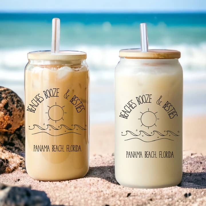 Bicchiere in vetro Beaches Booze & Besties da 16 once con coperchio in bambù e cannuccia per la vendita all'ingrosso da parte di Modern Lifestyle Gifts