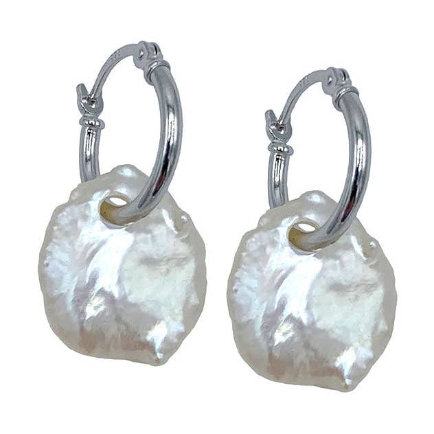 352-01-S | ORECCHINI HUGGIE CON PERLE D'ACQUA DOLCE (BIANCHE SU STERLINA) per la vendita all'ingrosso da parte di Girl With A Pearl