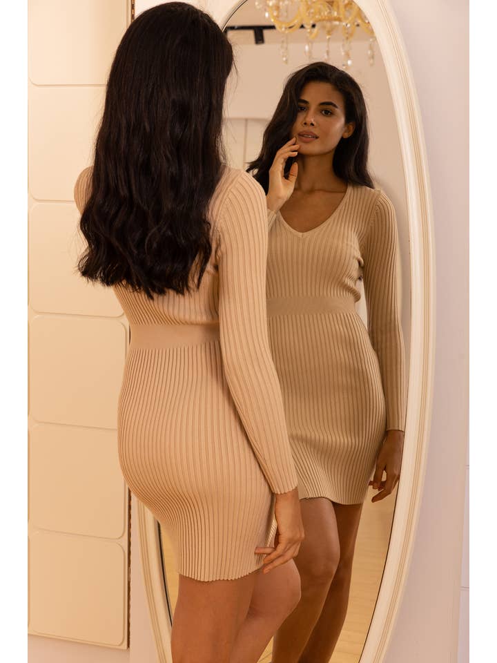 Beige Pull en maille avec boutons dorés , qualité supérieure . en vente sur Faire