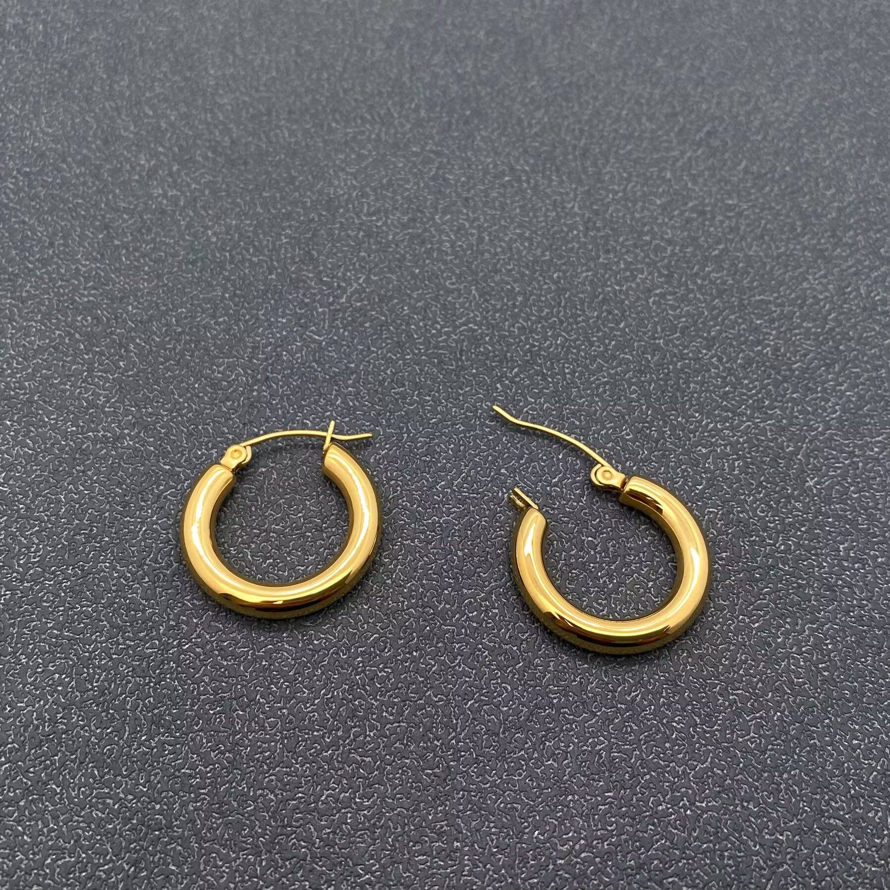 Mio Queena - Venta al por mayor Pendientes de aro - Pendientes de Aro Brillantes de Acero Inoxidable Chapados en Oro de 18K - FGS2