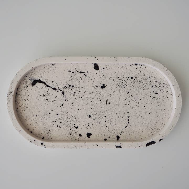 Ovalt fad med sorte sprøjt for engroshandel hos Atelier Annalu
