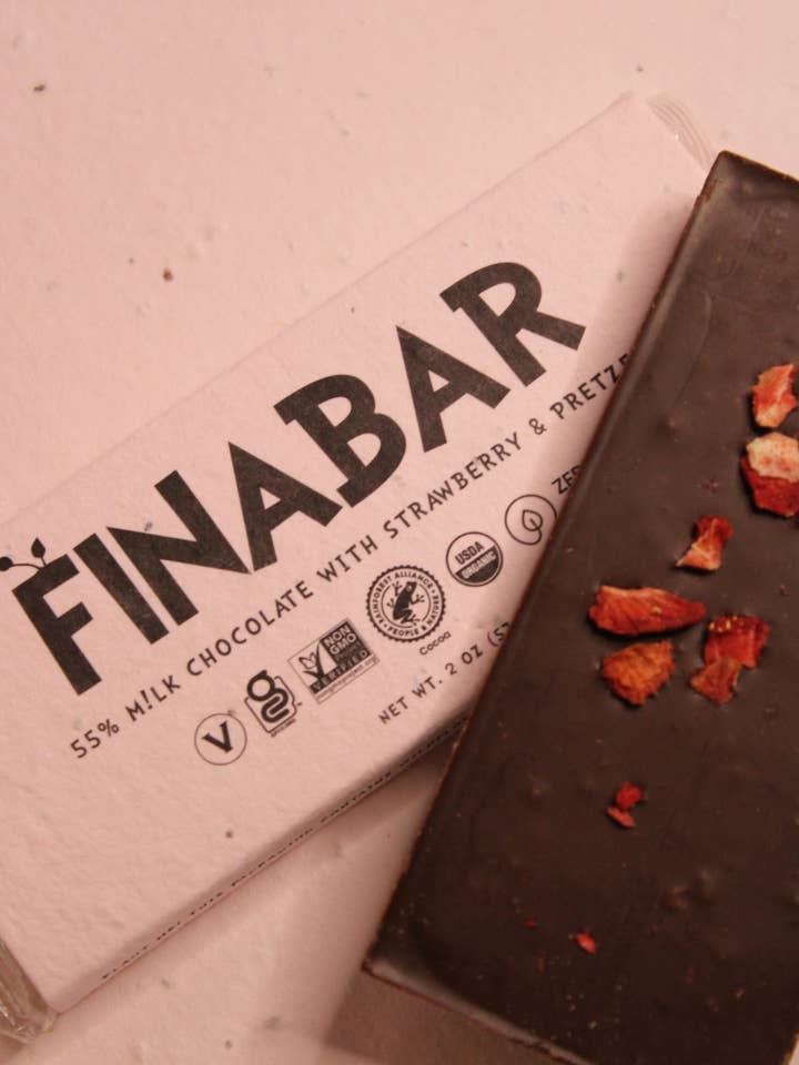 55% M! lk Chokolade Med Jordbær & Pretzel for engroshandel hos Finabar