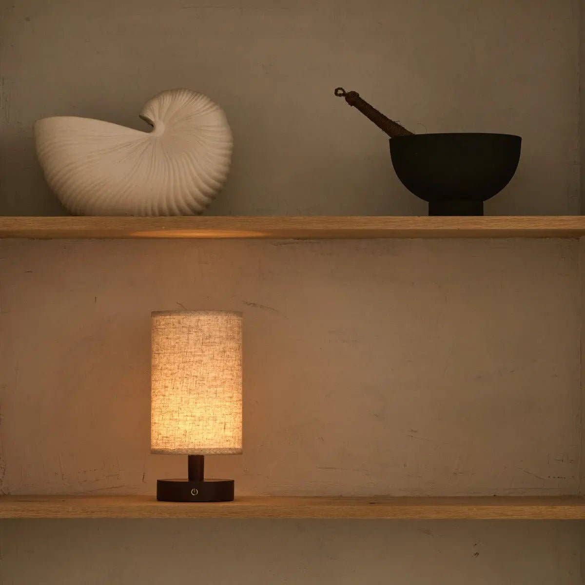 Tavellio - Vente Lampes d'appoint/de bureau - Lampe de table en bois sans fil Ben Dark Brown | Rechargeable, dimmable et jusqu'à 100 heures d'autonomie20