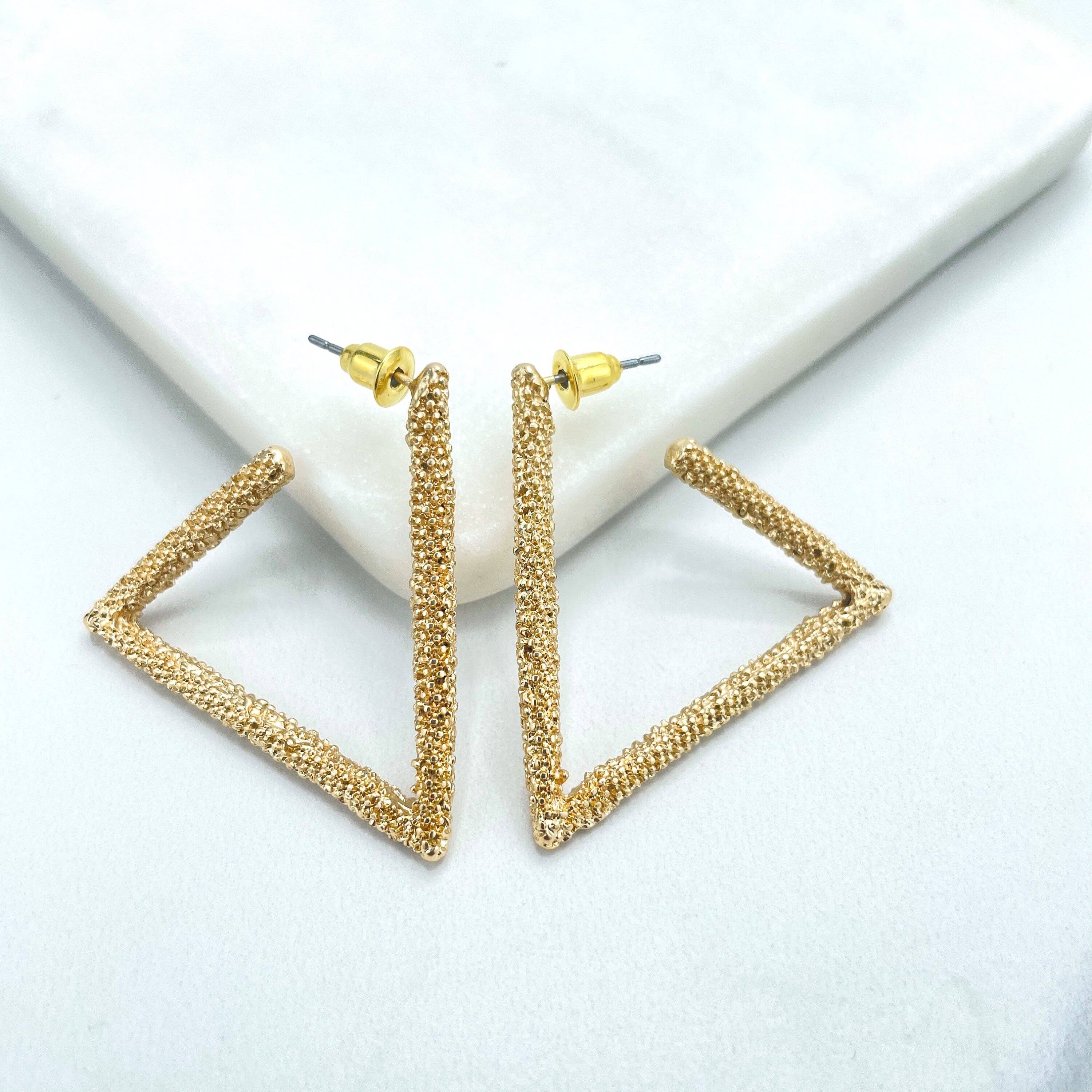 DIJU Jewelry - Vendita all'ingrosso Orecchini a cerchio - Orecchini a forma di triangolo testurizzato C-Hoops riempiti in oro 18k, orecchini moderni minimalisti, forniture per la creazione di gioielli all'ingrosso4