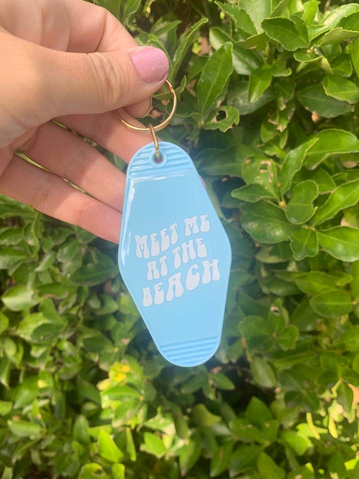 Porte-clés Meet Me at the Beach Retro Hotel Motel pour la vente par The Shy Sunflower