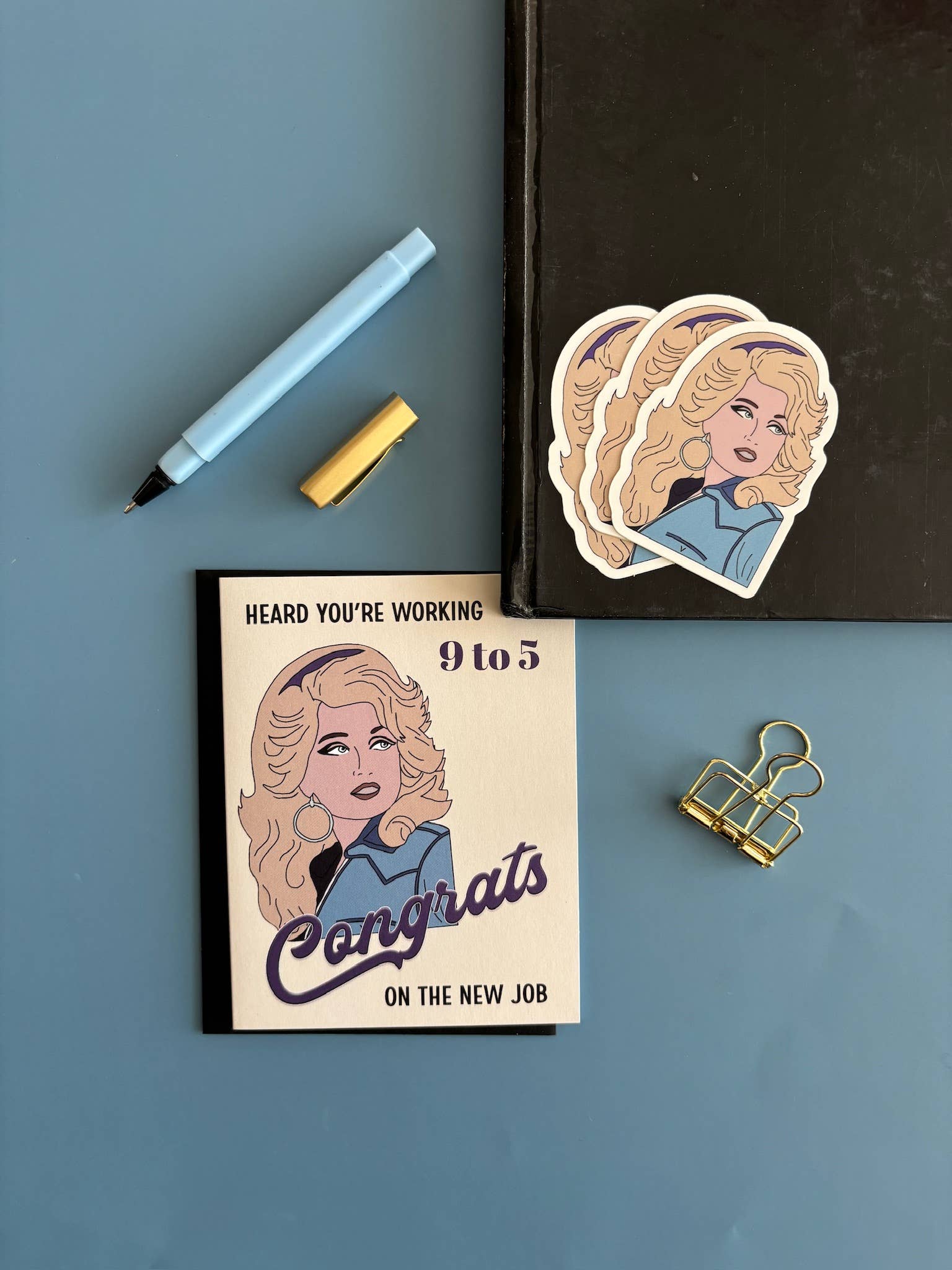 Mod Lounge Paper Company - Vendita all'ingrosso Biglietto di congratulazioni - Biglietto di auguri Country Pop Icon da 9 a 5 per un nuovo lavoro3