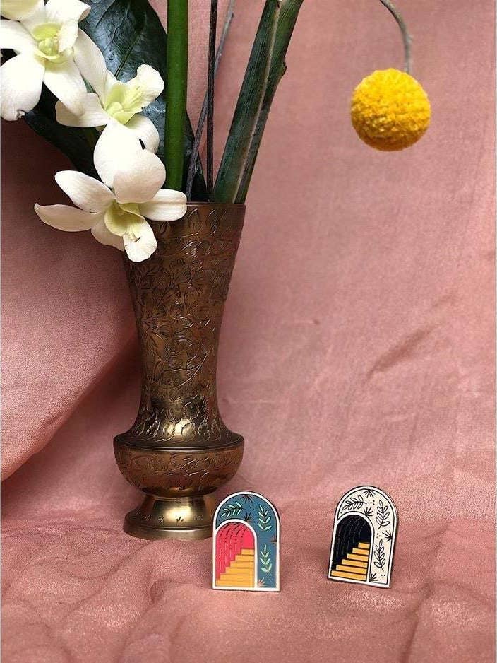 Porte secrète pour la vente par fox & koi: stickers and pins