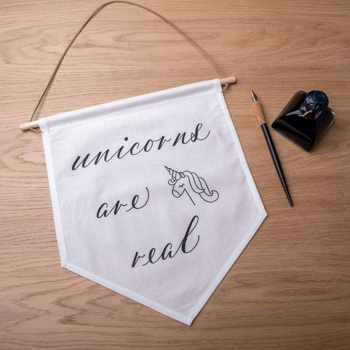 Les licornes sont de véritables bannières en lin pour la vente par Darling Spring