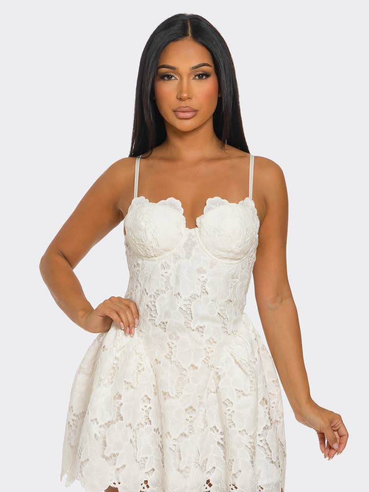 HCCD72372 & ROBE MINI À COLLIER STYLE CORSET BRODÉE pour la vente par BANJUL